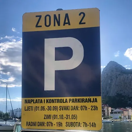 アパート Ivana オミシュ